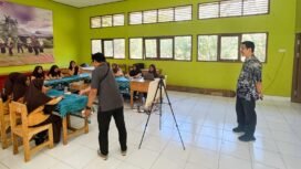 Program Gerakan Seniman Masuk Sekolah (GSMS) di SMPN 1 Aranio, Jumat (1/8/2025). Foto: istimewa