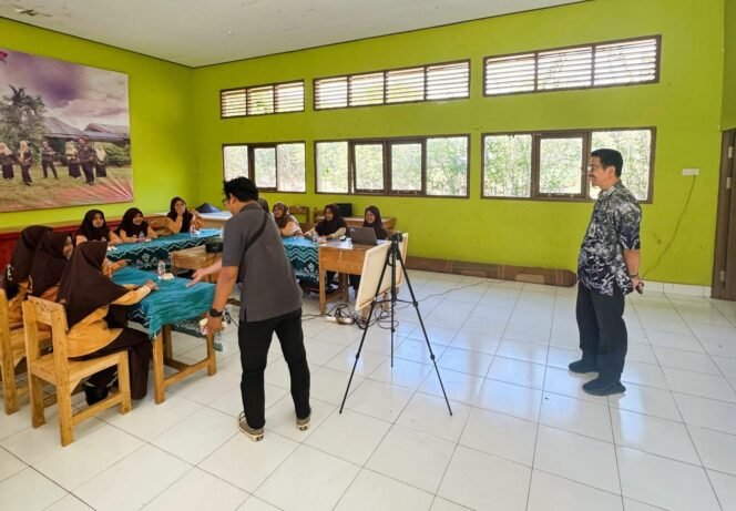 
 Program Gerakan Seniman Masuk Sekolah (GSMS) di SMPN 1 Aranio, Jumat (1/8/2025). Foto: istimewa