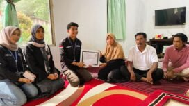 Universitas Islam Kalimantan Muhammad Arsyad Al-Banjari menyerahkan penghargaan Anumerta kepada almarhumah Juwita, Selasa (12/8/2025). Foto: istimewa