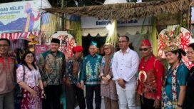 Sanggar Nansarunai foto bersama dengan Wali Kota Banjarbaru, Hj Erna Lisa Halabi dan suami didampingi Ketua DPRD Gusti Rizky dan Pj Sekda Banjarbaru Sirajoni. (Foto : Doc Newsway.co.id)