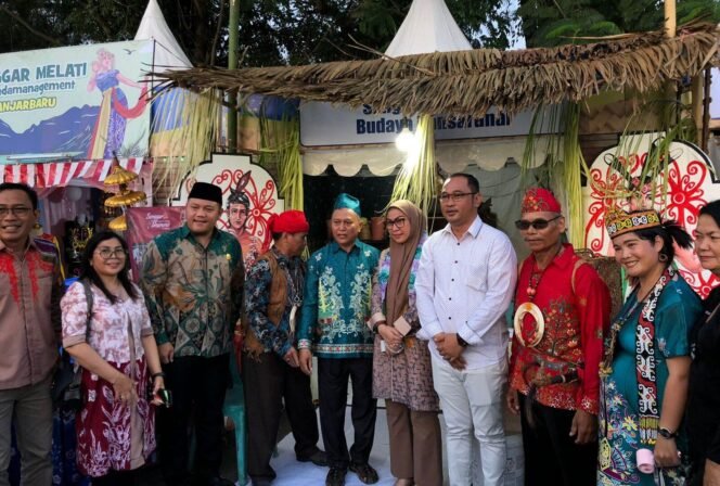 
 Sanggar Nansarunai foto bersama dengan Wali Kota Banjarbaru, Hj Erna Lisa Halabi dan suami didampingi Ketua DPRD Gusti Rizky dan Pj Sekda Banjarbaru Sirajoni. (Foto : Doc Newsway.co.id)