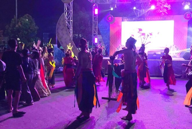 
 Penampilan Sanggar Burung Ruai berhasil memikat perhatian penonton di Festival Seni dan Pawai Budaya Banjarbaru 2025. Foto: istimewa