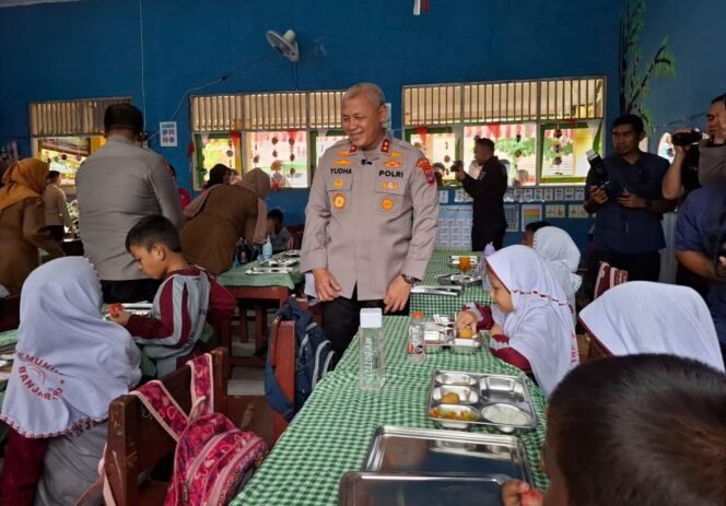 
 SPPG Polda Kalsel di Banjarbaru Mulai Beroperasi, 1.700 Siswa Dapat MBG