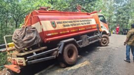 truk milik Dinas Kehutanan Kalimantan Selatan (Kalsel) terperosok di Taman Hutan Raya (Tahura) Sultan Adam Mandiangin, Kabupaten Banjar, Jumat (22/8/2025). Foto: istimewa