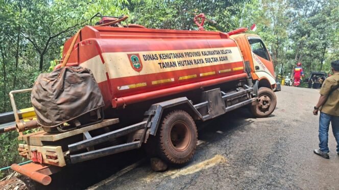 
 truk milik Dinas Kehutanan Kalimantan Selatan (Kalsel) terperosok di Taman Hutan Raya (Tahura) Sultan Adam Mandiangin, Kabupaten Banjar, Jumat (22/8/2025). Foto: istimewa