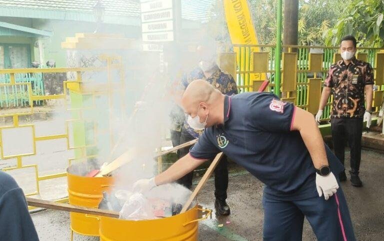 Kejari Kotabaru Musnahkan Barang Bukti Kasus Narkotika dan Pidum