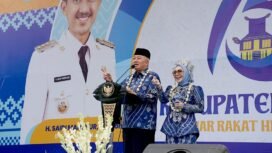 Gubernur Kalsel H Muhidin saat menyampaikan pidato didampingi istrinya Hj Fathul Jannah, di puncak Harjad 75 Kabupaten Banjar, di Martapura, Rabu (27/8/2025). Foto: Agus Fahlepi/MC Kominfo for Riceknews.