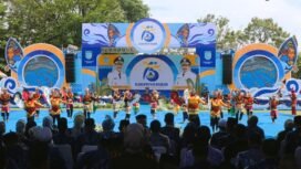 Penampilan kolaborasi Sinoman Hadrah dan Kuda Gipang dibawakan 110 seniman pada acara Puncak Harjad ke-75 Kabupaten Banjar, di Alun - Alun Ratu Zalecha Martapura, Rabu (27/8/2025). Foto: Agus Fahlepi/MC Kominfo Banjar for Riceknews.