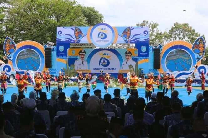 
 Penampilan kolaborasi Sinoman Hadrah dan Kuda Gipang dibawakan 110 seniman pada acara Puncak Harjad ke-75 Kabupaten Banjar, di Alun - Alun Ratu Zalecha Martapura, Rabu (27/8/2025). Foto: Agus Fahlepi/MC Kominfo Banjar for Riceknews.