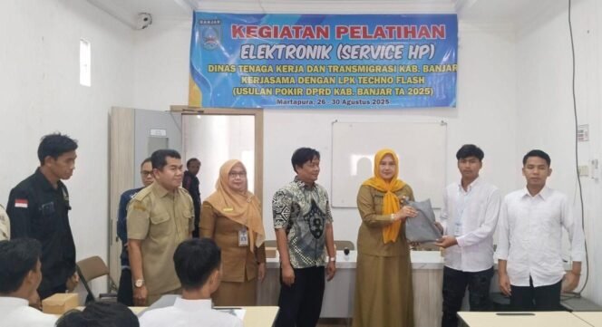 
 Pembukaan pelatihan servis elektronik ponsel yang digelar Disnakertrans Kabupaten Banjar, Selasa (26/8/2025). Foto: istimewa