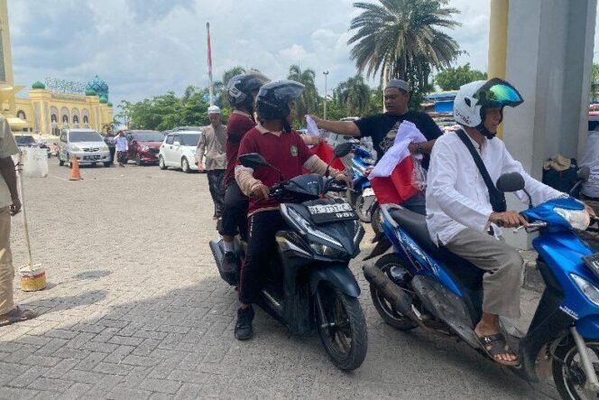 
 Instruksi Presiden, Rofiqi Bagikan Ribuan Bendera Merah Putih di Martapura