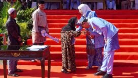 Momen saat penyerahan kunci rumah secara simbolis kepada warga yang menerima program bedah rumah usai Apel Harjad 75 Kabupaten Banjar, di Martapura, Kamis (14/8/2025). Foto: RSB