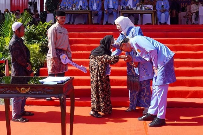 
 Momen saat penyerahan kunci rumah secara simbolis kepada warga yang menerima program bedah rumah usai Apel Harjad 75 Kabupaten Banjar, di Martapura, Kamis (14/8/2025). Foto: RSB