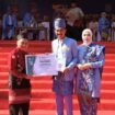 Bupati Banjar H Saidi Mansyur didampingi istri saat menerima penghargaan PGM Award dari Pengurus Pusat Perkumpulan Guru Madrasah (PGM) Indonesia, Kamis (14/8/2025). Foto: MC Kominfo Banjar