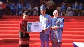 Bupati Banjar H Saidi Mansyur didampingi istri saat menerima penghargaan PGM Award dari Pengurus Pusat Perkumpulan Guru Madrasah (PGM) Indonesia, Kamis (14/8/2025). Foto: MC Kominfo Banjar