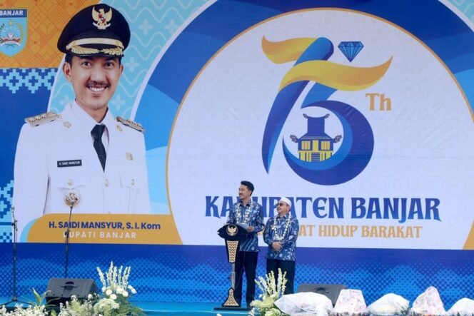 
 Bupati Banjar H Saidi Mansyur didampingi Wakilnya Said Idrus Al-Habsyie saat menyampaikan pidato, di puncak Harjad 75 Kabupaten Banjar, di Martapura, Rabu (27/8/2025). Foto: Agus Fahlepi/MC Kominfo for Riceknews.