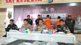 Kapolres Banjar AKBP Dr Fadli gelar konferensi pers pengungkapan kasus pembobolan Alfamart dan sekolah di Kecamatan Gambut, dua tersangka diringkus, Kamis (28/8/2025). Foto: Hendra Lianor