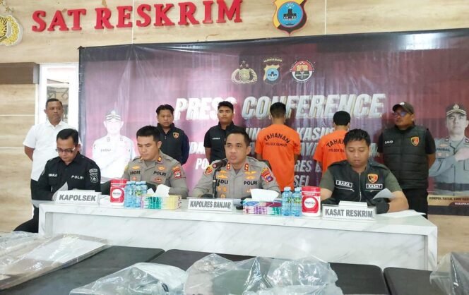 
 Kapolres Banjar AKBP Dr Fadli gelar konferensi pers pengungkapan kasus pembobolan Alfamart dan sekolah di Kecamatan Gambut, dua tersangka diringkus, Kamis (28/8/2025). Foto: Hendra Lianor