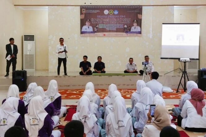 
 Pelajar SMA diperkenalkan Wayang Kulit Banjar di Museum Lambung Mangkurat Banjarbaru. Foto: MC Kalsel