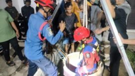 Petugas DPKP Banjar saat mengevakuasi warga kehabisan oksigen dalam sumur di Desa Tungkaran, Martapura, Kabupaten Banjar, Jumat (22/8/2025). Foto: istimewa