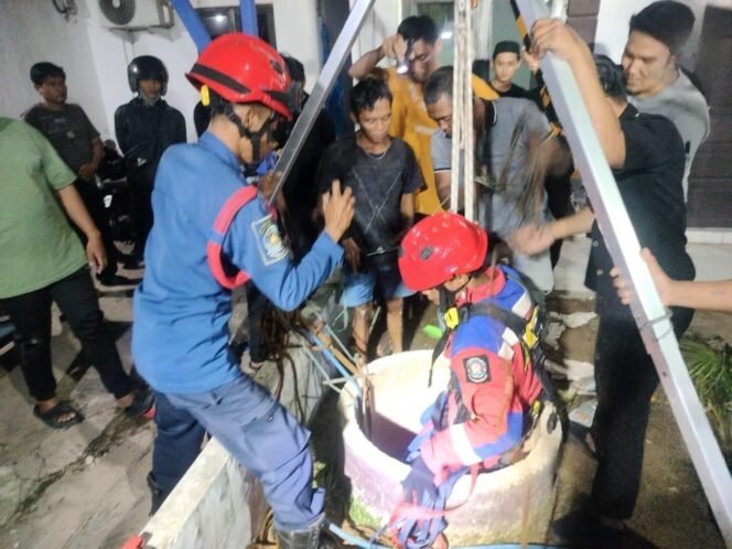 
 Petugas DPKP Banjar saat mengevakuasi warga kehabisan oksigen dalam sumur di Desa Tungkaran, Martapura, Kabupaten Banjar, Jumat (22/8/2025). Foto: istimewa