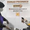 Pelaku UMKM Siti Nurul Hidayah saat di Dapur Produksi Ketuyung, Selasa (12/8/2025). foto:ist