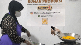 Pelaku UMKM Siti Nurul Hidayah saat di Dapur Produksi Ketuyung, Selasa (12/8/2025). foto:ist