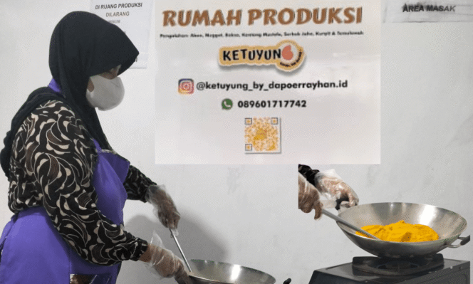
 Pelaku UMKM Siti Nurul Hidayah saat di Dapur Produksi Ketuyung, Selasa (12/8/2025). foto:ist