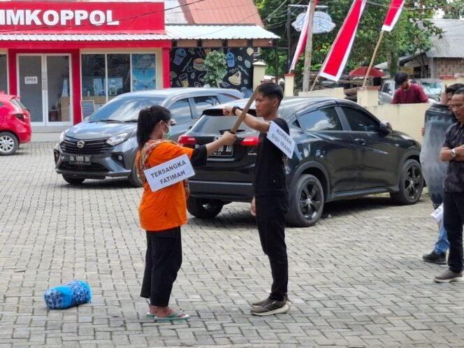 
 Rekonstruksi Pembunuhan Sadis di Paramasan Banjar, Kakak Beradik Peragakan 43 Adegan