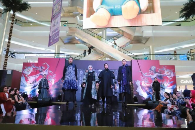 
 Tampil di Fashion Show Parade Wastra Nusantara 2025 Jakarta, Hj Fathul Jannah Berbusana Sasirangan