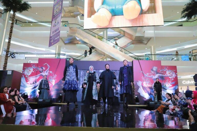 Tampil di Fashion Show Parade Wastra Nusantara 2025 Jakarta, Hj Fathul Jannah Berbusana Sasirangan
