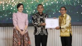 Mewakili Bupati, Pj Sekda Kabupaten Banjar, Ikhwansyah, penghargaan Kabupaten/Kota Layak Anak (KLA) tahun 2025 kategori Nindya, Jumat (8/8/2025). Foto: RSB