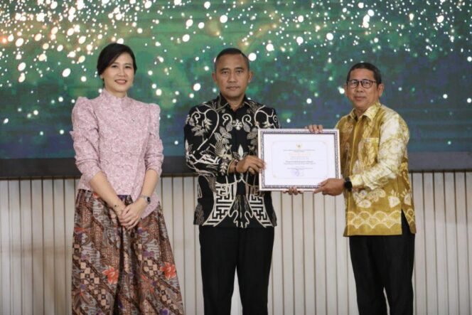
 Mewakili Bupati, Pj Sekda Kabupaten Banjar, Ikhwansyah, penghargaan Kabupaten/Kota Layak Anak (KLA) tahun 2025 kategori Nindya, Jumat (8/8/2025). Foto: RSB