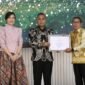 Mewakili Bupati, Pj Sekda Kabupaten Banjar, Ikhwansyah, penghargaan Kabupaten/Kota Layak Anak (KLA) tahun 2025 kategori Nindya, Jumat (8/8/2025). Foto: RSB
