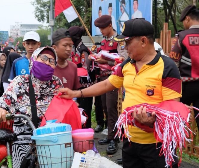 
 Polda Kalsel Kembali Bagikan Ribuan Bendera Merah Putih Sambut HUT 80 RI