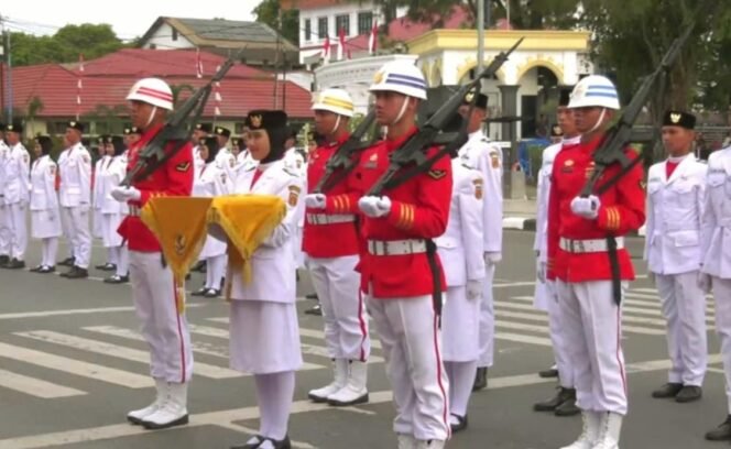
 Khidmatnya Upacara Penurunan Bendera HUT Ke-80 RI di Banjarbaru