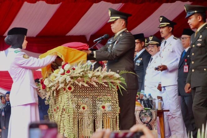 
 Dandim 1006 Banjar Pimpin Upacara Penurunan Bendera, Ajak Semua Bersatu Membangun Negeri