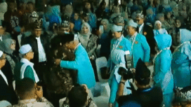 Momen Gubernur Kalsel H Muhidin memeluk Paman Birin di acara Puncak Harjad 75 Kalsel, di Banjarbaru, Kamis (14/8/2025). 