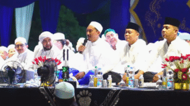 Banjar Bersholawat bersama Habib Syech meriahkan Harjad ke-75 Kabupaten Banjar, di Alun - Alun Ratu Zalecha Martapura, Sabtu (23/8/2025). Foto: Hendra Lianor 