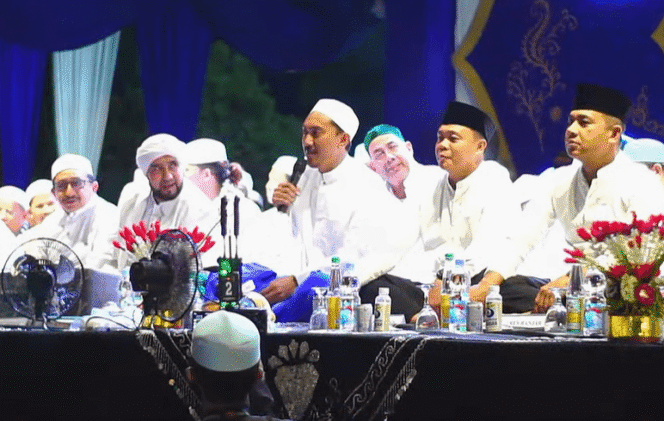 
 Banjar Bersholawat bersama Habib Syech meriahkan Harjad ke-75 Kabupaten Banjar, di Alun - Alun Ratu Zalecha Martapura, Sabtu (23/8/2025). Foto: Hendra Lianor 