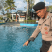 Polisi menunjuk lokasi terjadi bocah siswa SD tenggelam di kolam renang The Breeze Water Park, Banjarbaru. (Humas Polres Banjarbaru)
