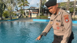 Polisi menunjuk lokasi terjadi bocah siswa SD tenggelam di kolam renang The Breeze Water Park, Banjarbaru. (Humas Polres Banjarbaru)