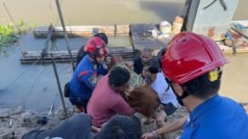 Evakuasi jasad korban tenggelam di Sungai Martapura Desa Melayu Ilir, Martapura Timur, Sabtu (2/8/2025). Foto: istimewa