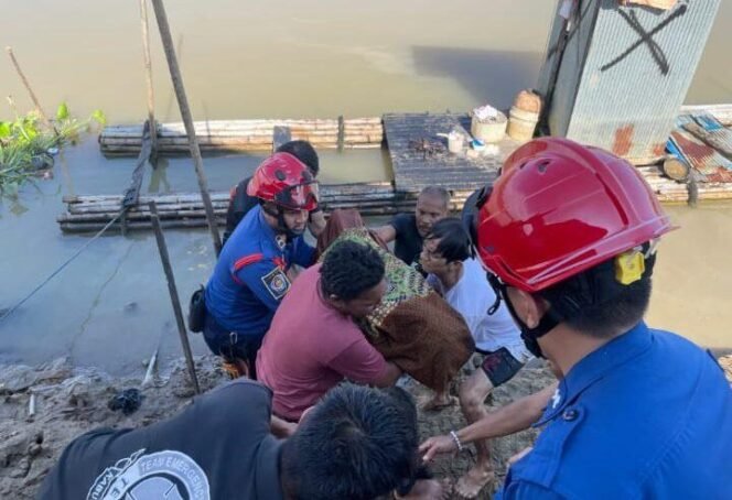 
 Evakuasi jasad korban tenggelam di Sungai Martapura Desa Melayu Ilir, Martapura Timur, Sabtu (2/8/2025). Foto: istimewa