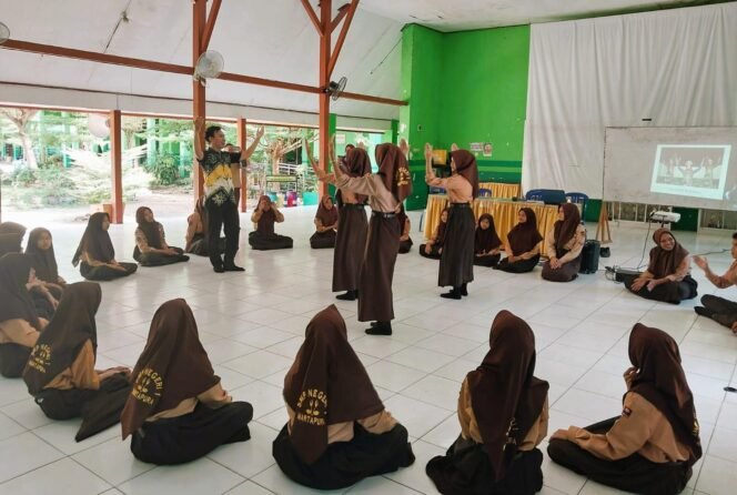 
 Program Gerakan Seniman Masuk Sekolah (GSMS) di SMPN 1 Martapura, Sabtu (2/8/2025). Foto: Hendra