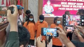 Para tersangka dihadirkan dalam konferensi pers yang dipimpin Kapolres Banjar, AKBP Dr Fadli, Selasa (5/8/2025). Foto: Hendra