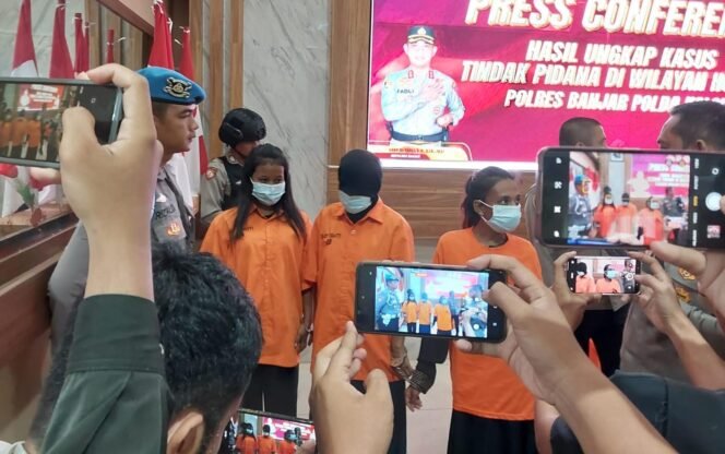 
 Para tersangka dihadirkan dalam konferensi pers yang dipimpin Kapolres Banjar, AKBP Dr Fadli, Selasa (5/8/2025). Foto: Hendra