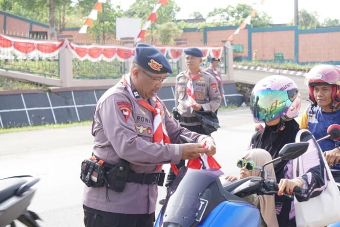 
 Semangat Nasionalisme, Brimob Polda Kalsel Bagikan Ribuan Bendera di Tiga Wilayah