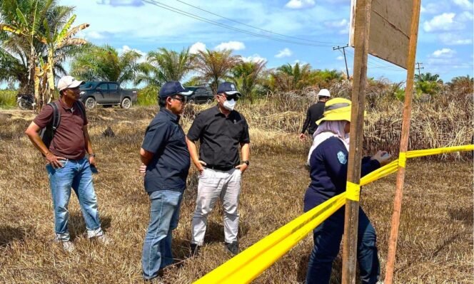 
 KLH menyegel Kawasan konsesi PT Sentosa Swadaya Mineral (PT SSM) di Kabupaten Banjar, Kalsel. Foto: Humas KLH