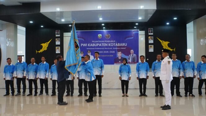 
 Pelantikan pengurus PWI Kabupaten Kotabaru periode 2025–2028 di Gedung Paris Barantai, Senin (11/8/2025). foto: istimewa